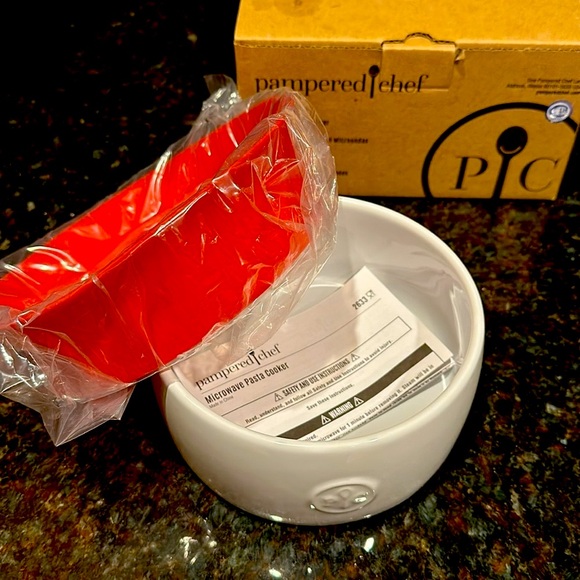 Pampered Chef Microwave Pasta Cooker - Picture 2 of 4